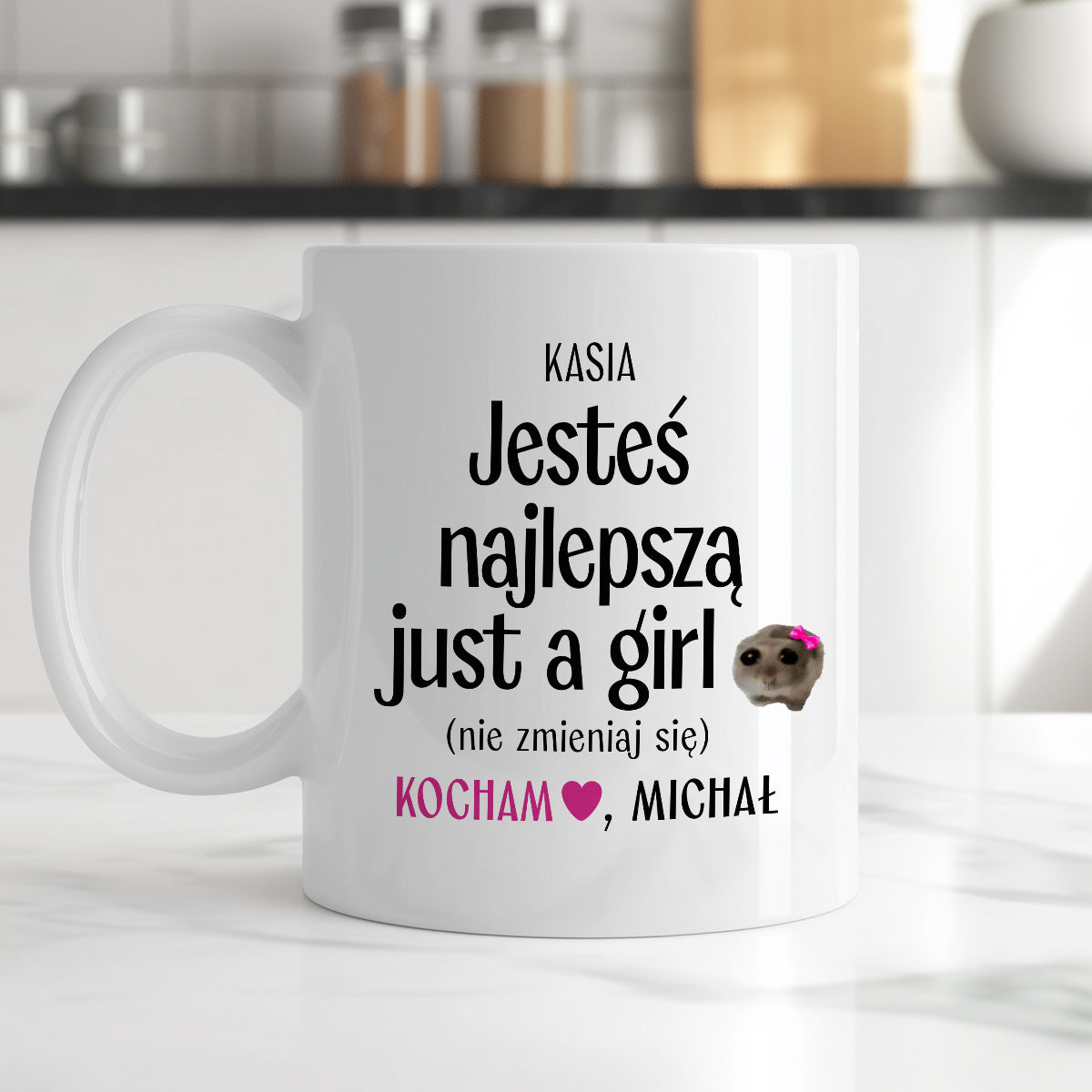 Kubek spersonalizowany z nadrukiem "Jesteś najlepszą just a girl (nie zmieniaj się)" [2 imiona] - WALENTYNKI