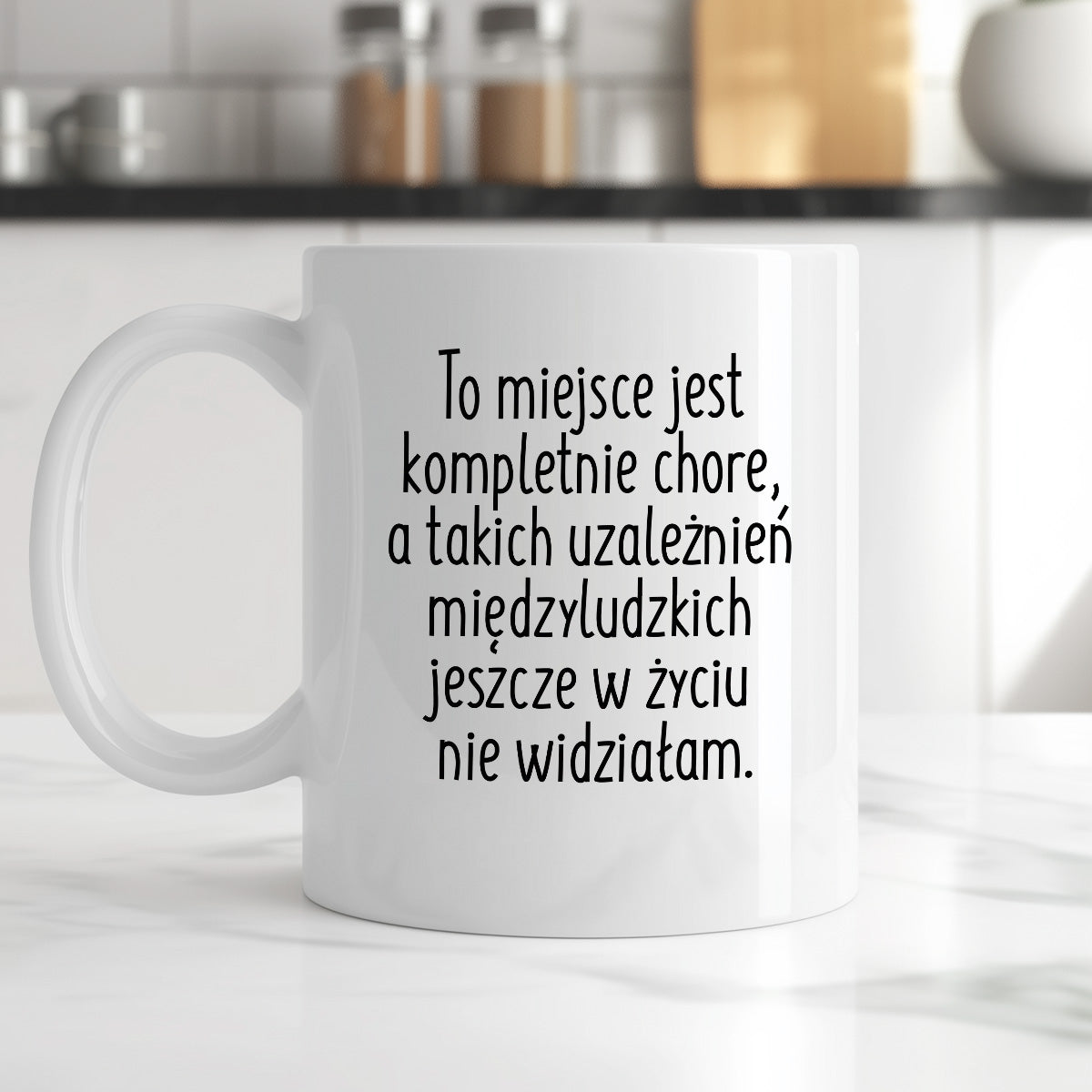 Kubek z nadrukiem "To miejsce jest kompletnie chore, a takich uzależnień międzyludzkich jeszcze w życiu nie widziałam"