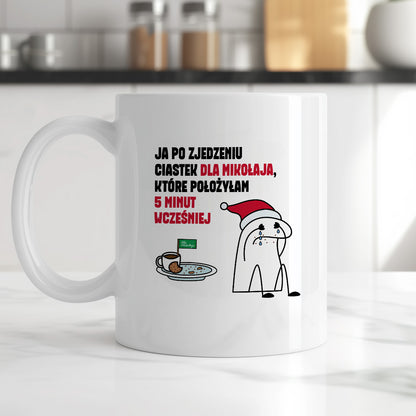 Kubek świąteczny mem "Ja po zjedzeniu ciastek dla Mikołaja, które położyłam 5 minut wcześniej"