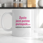 Kubek z nadrukiem - "Życie jest pełne pułapek - wjebałam się w każdą" - RÓŻ