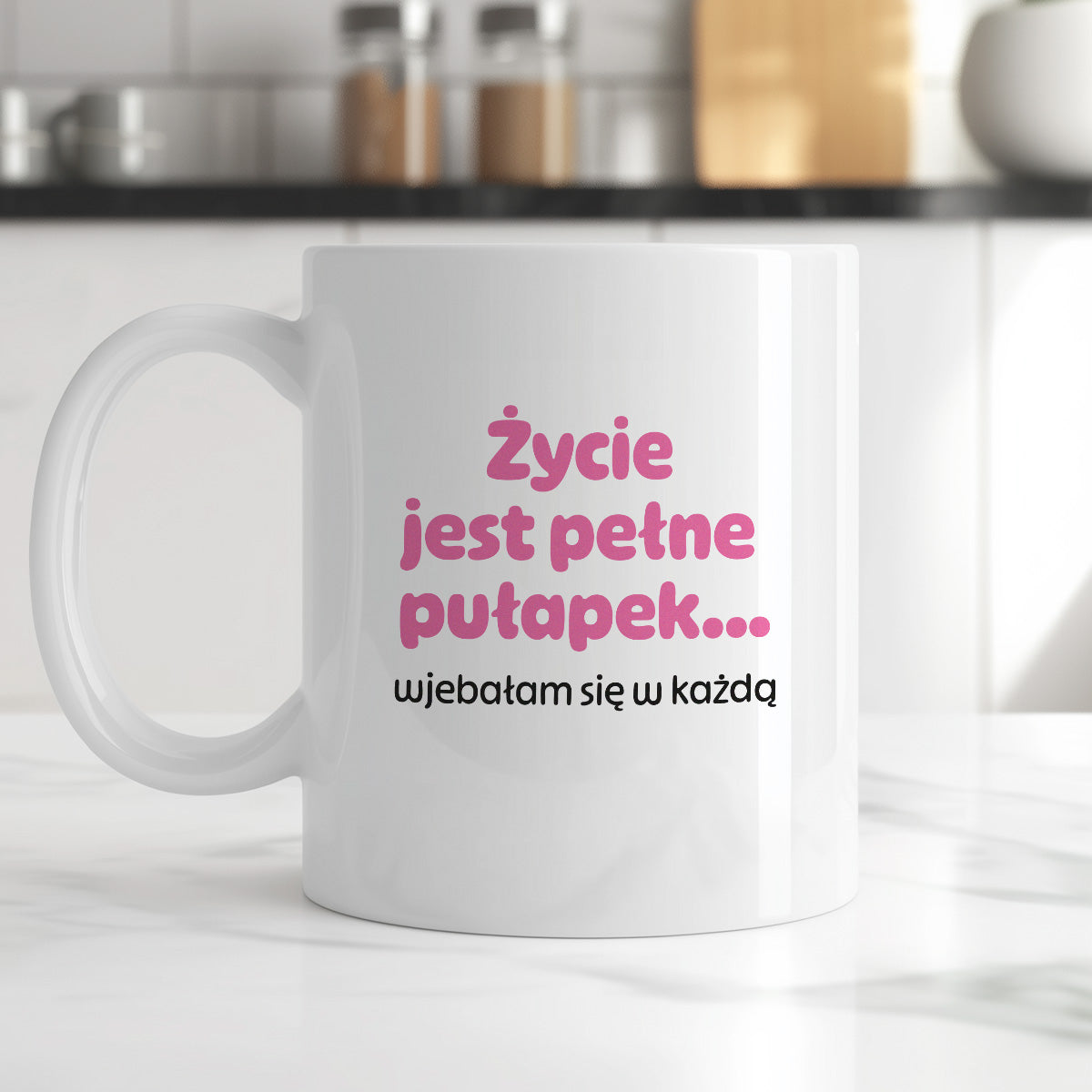 Kubek z nadrukiem - "Życie jest pełne pułapek - wjebałam się w każdą" - RÓŻ