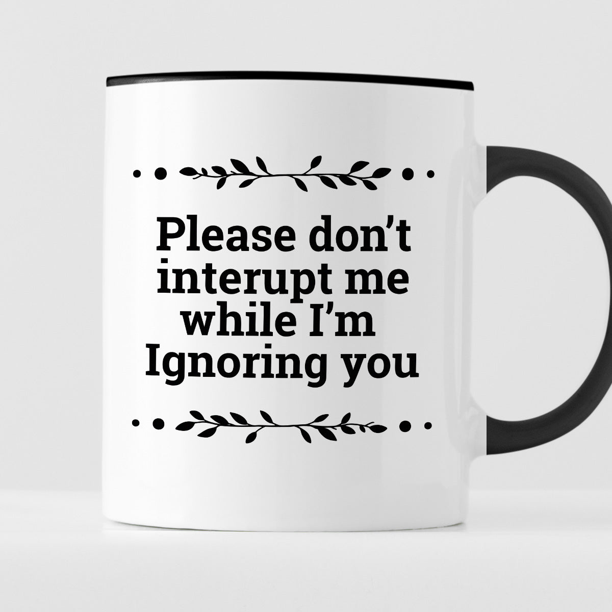 Kubek z nadrukiem "Please don’t interrupt me while I’m ignoring you"