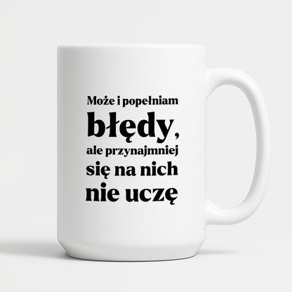 Kubek z nadrukiem - "Może i popełniam błędy, ale przynajmniej się na nich nie uczę"