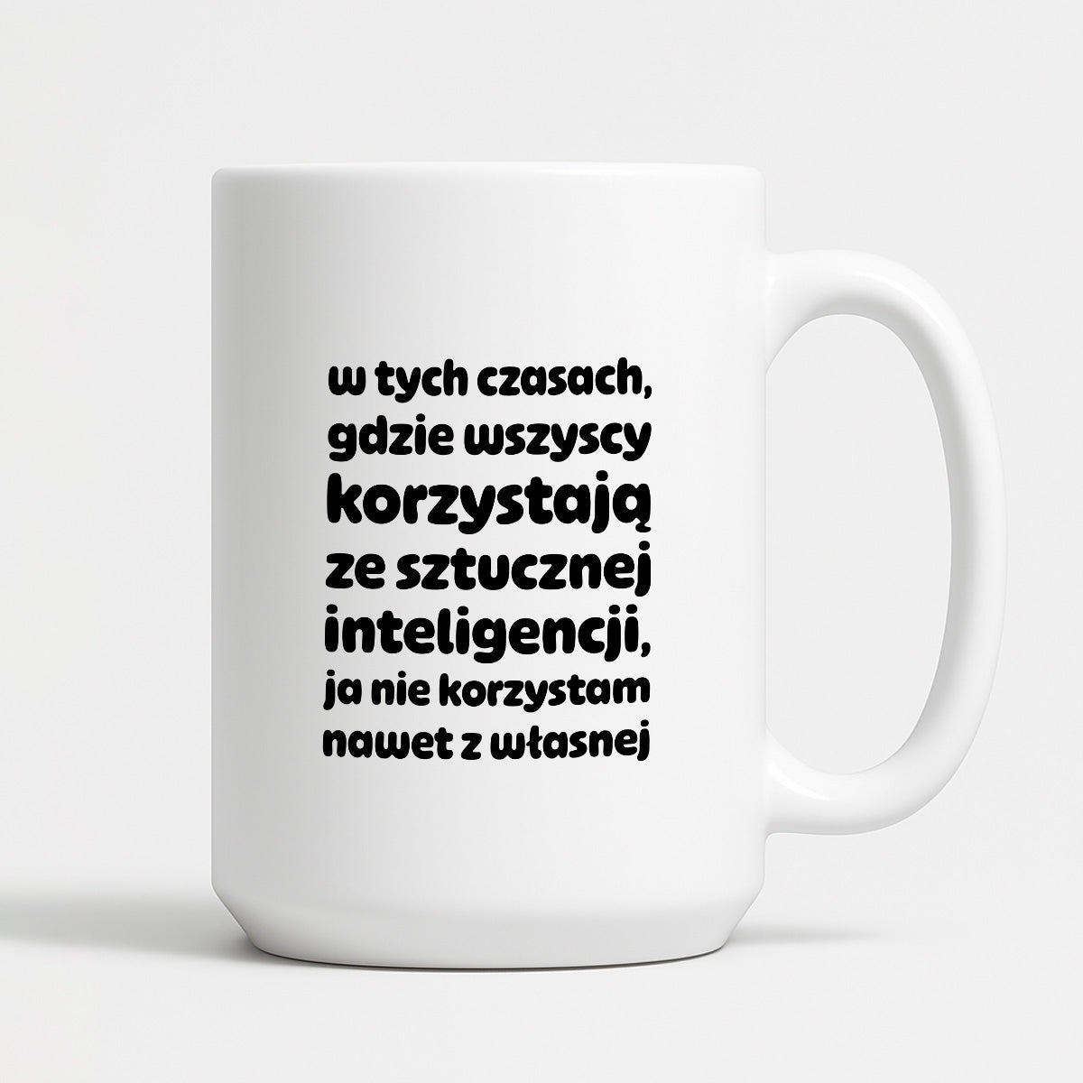 Kubek z nadrukiem "w tych czasach, gdzie wszyscy korzystają ze sztucznej inteligencji, ja nie korzystam nawet z własnej"