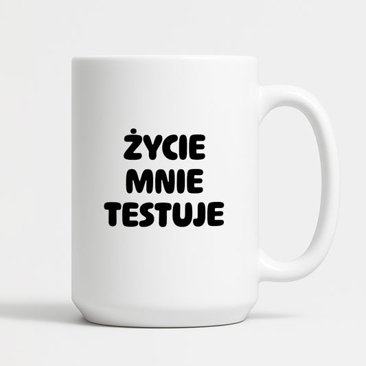 Kubek z nadrukiem - "Życie mnie testuje"