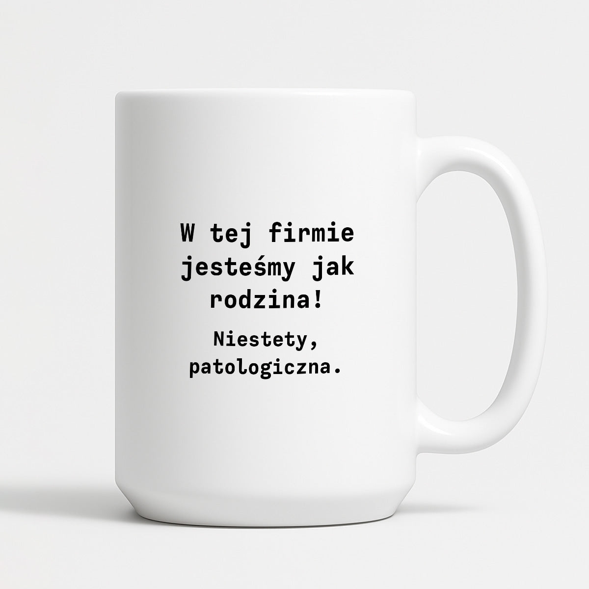 Kubek z nadrukiem "W tej firmie jestesmy jak rodzina! Niestety, patologiczna."