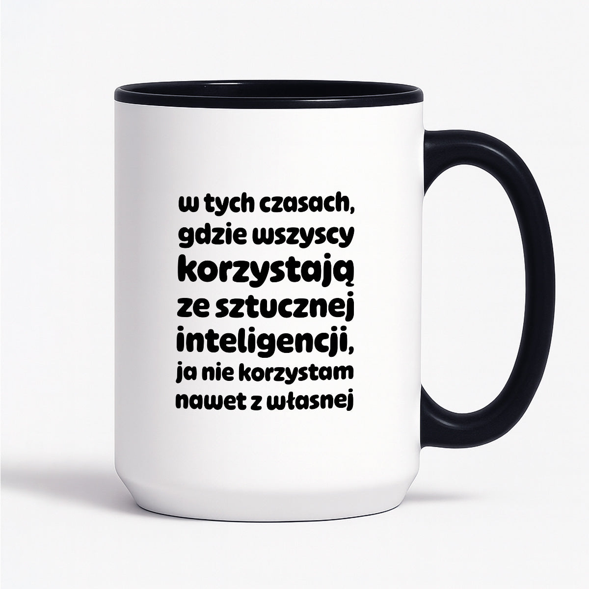 Kubek z nadrukiem "w tych czasach, gdzie wszyscy korzystają ze sztucznej inteligencji, ja nie korzystam nawet z własnej"