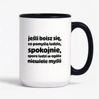 Kubek z nadrukiem "jeśli boisz się, co pomyślą ludzie, spokojnie, sporo ludzi w ogóle niewiele myśli"