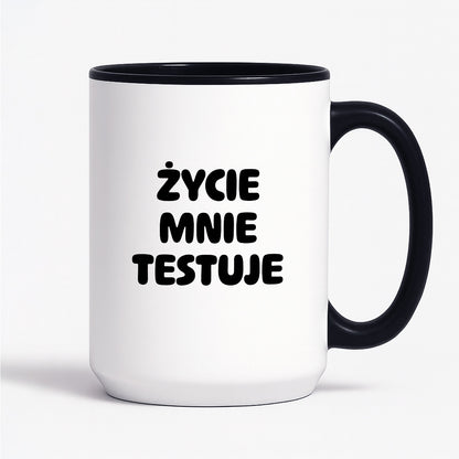 Kubek z nadrukiem - "Życie mnie testuje"