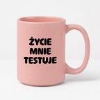 Kubek z nadrukiem - "Życie mnie testuje"