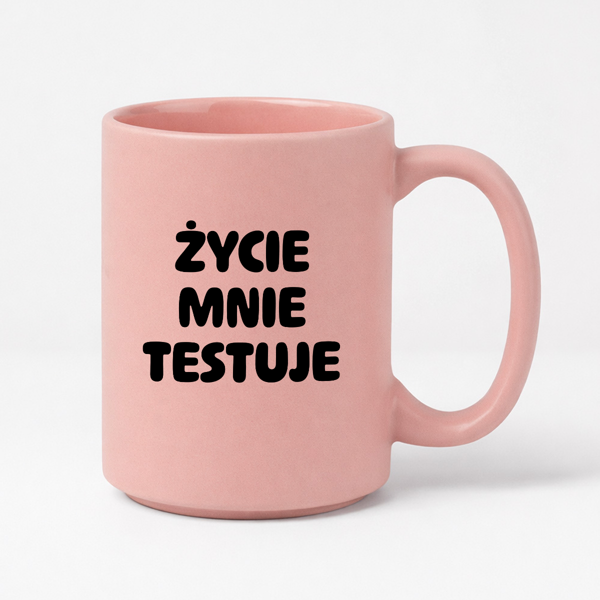 Kubek z nadrukiem - "Życie mnie testuje"