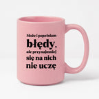 Kubek z nadrukiem - "Może i popełniam błędy, ale przynajmniej się na nich nie uczę"