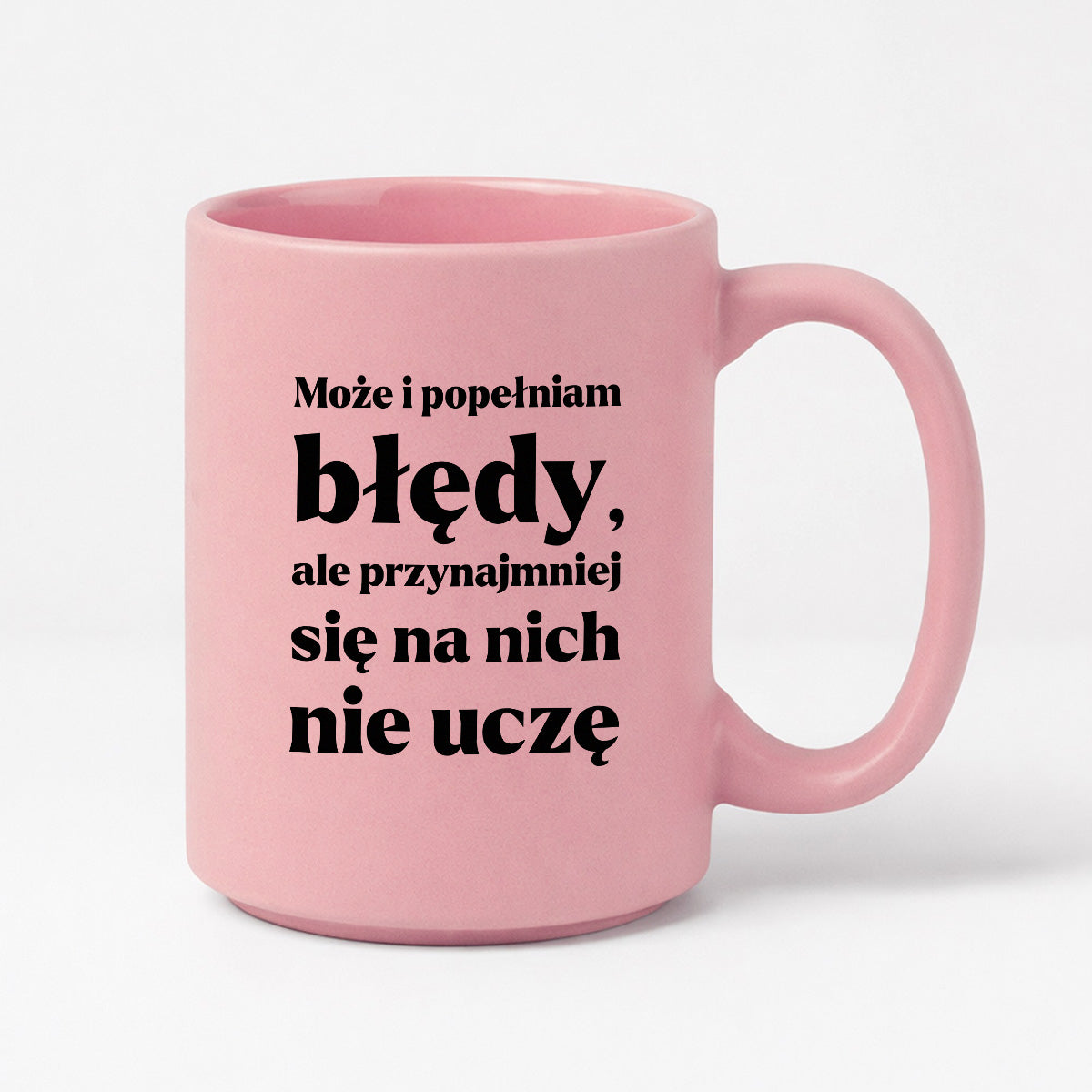 Kubek z nadrukiem - "Może i popełniam błędy, ale przynajmniej się na nich nie uczę"