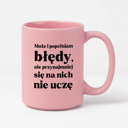 Kubek z nadrukiem - "Może i popełniam błędy, ale przynajmniej się na nich nie uczę"