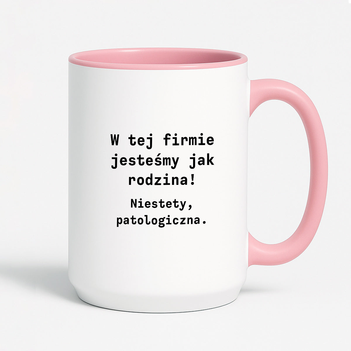Kubek z nadrukiem "W tej firmie jestesmy jak rodzina! Niestety, patologiczna."