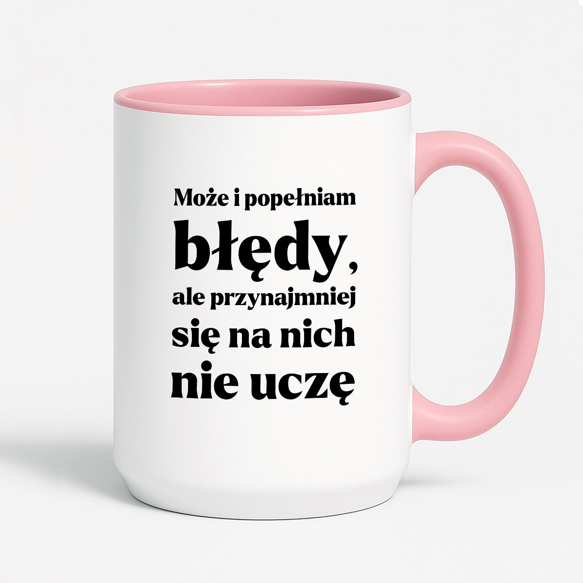 Kubek z nadrukiem - "Może i popełniam błędy, ale przynajmniej się na nich nie uczę"
