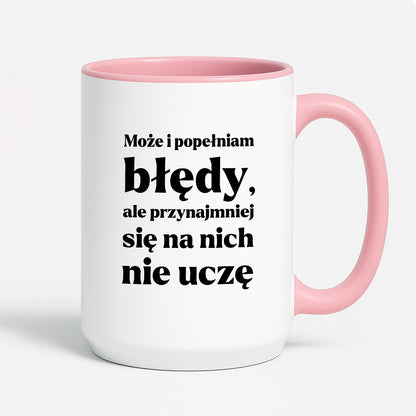 Kubek z nadrukiem - "Może i popełniam błędy, ale przynajmniej się na nich nie uczę"