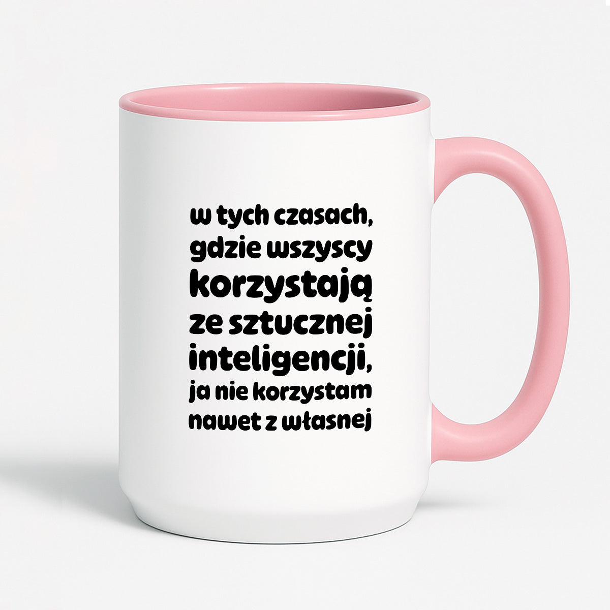 Kubek z nadrukiem "w tych czasach, gdzie wszyscy korzystają ze sztucznej inteligencji, ja nie korzystam nawet z własnej"