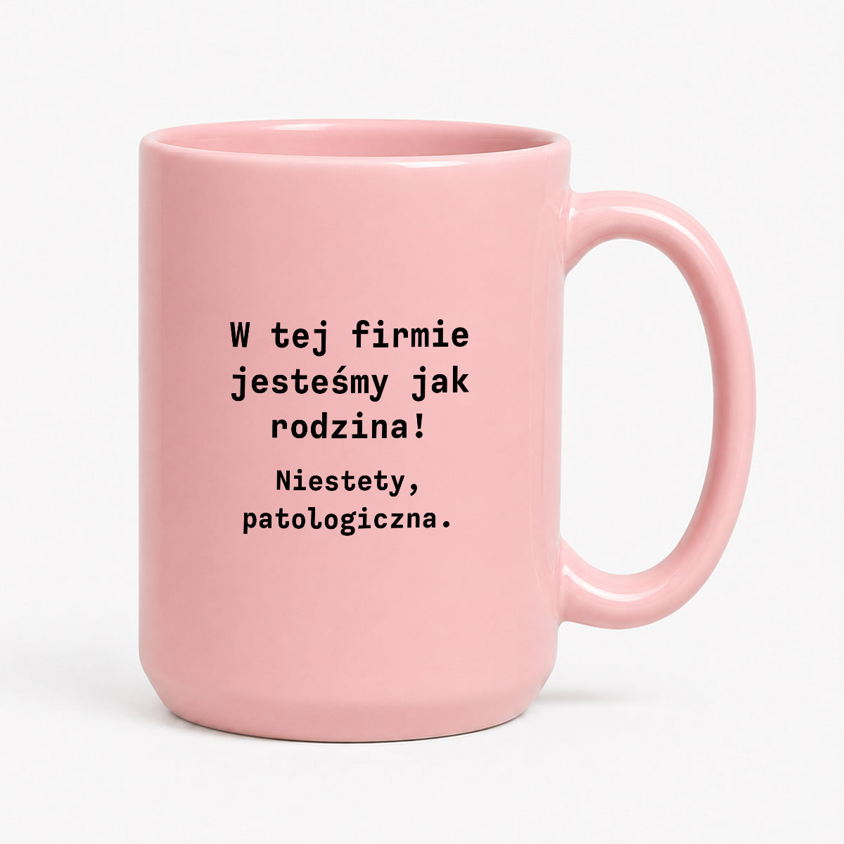Kubek z nadrukiem "W tej firmie jestesmy jak rodzina! Niestety, patologiczna."