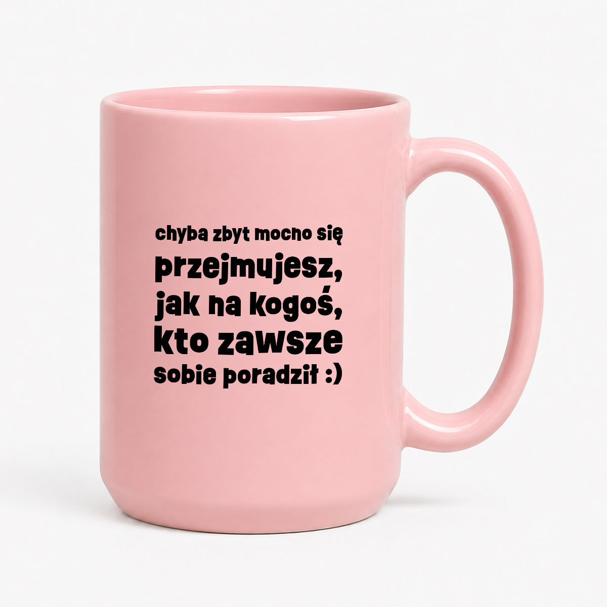 Kubek z nadrukiem "chyba zbyt mocno się przejmujesz, jak na kogoś, kto zawsze sobie poradził :)"