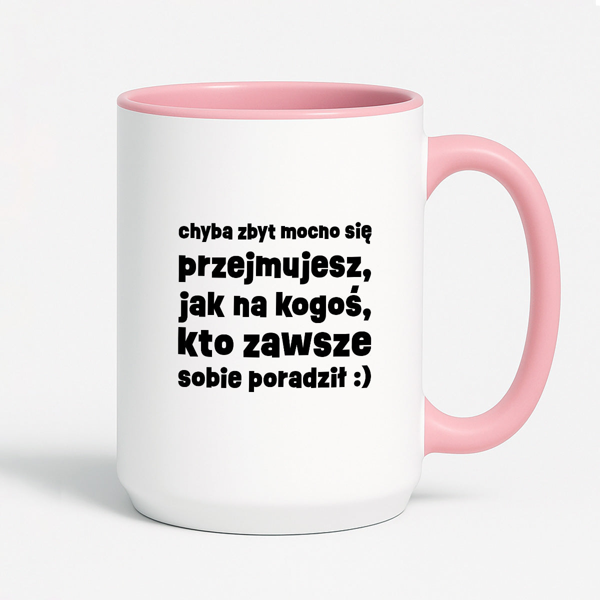 Kubek z nadrukiem "chyba zbyt mocno się przejmujesz, jak na kogoś, kto zawsze sobie poradził :)"