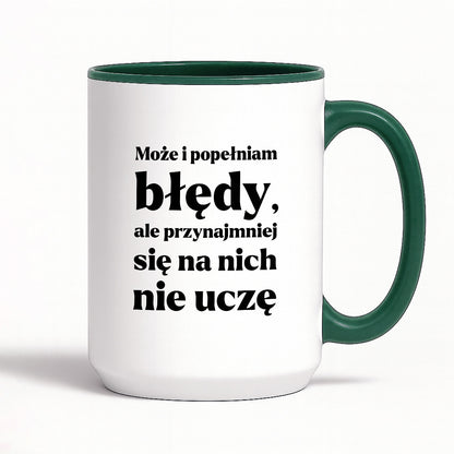 Kubek z nadrukiem - "Może i popełniam błędy, ale przynajmniej się na nich nie uczę"