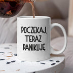 Kubek z nadrukiem "Poczekaj, teraz panikuję"