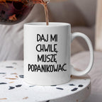 Kubek z nadrukiem "Daj mi chwilę, muszę popanikować"