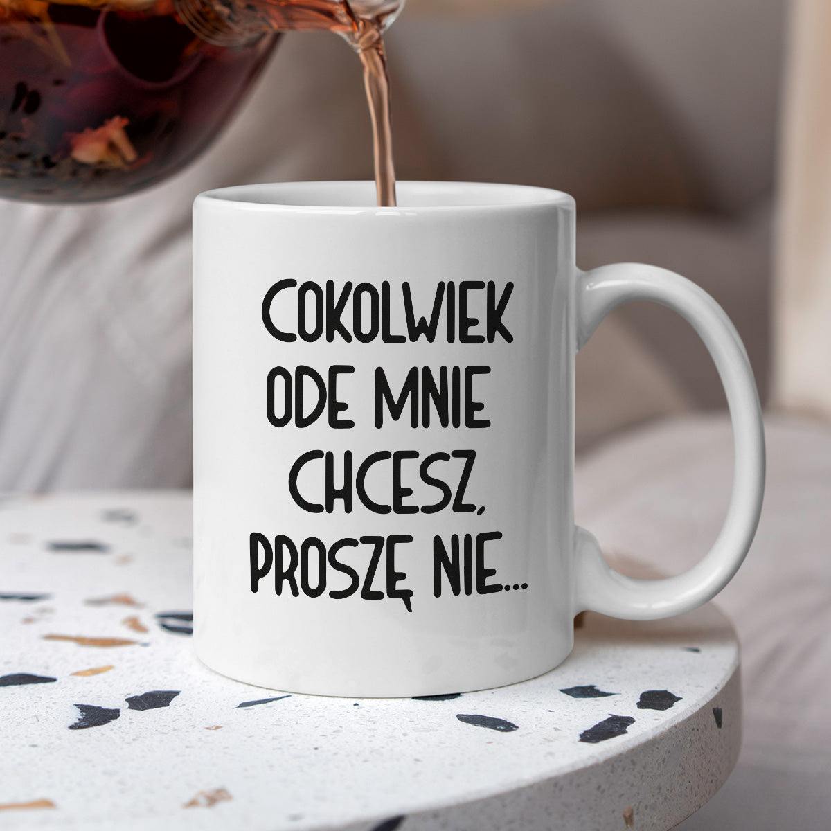 Kubek z nadrukiem "Cokolwiek ode mnie chcesz, proszę nie..."