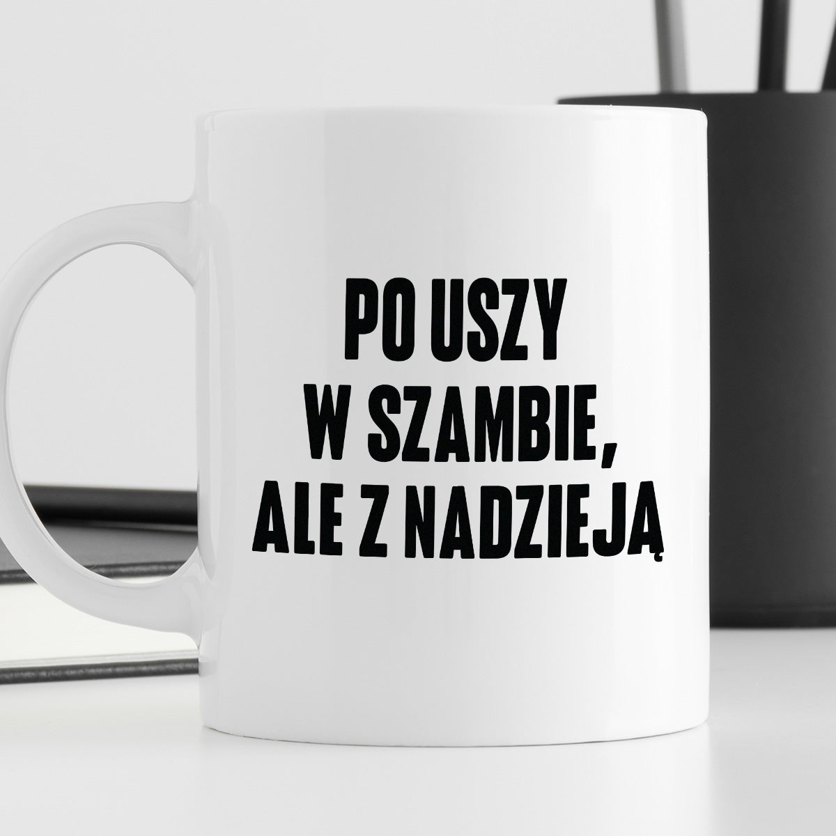 Kubek z nadrukiem "Po uszy w szambie, ale z nadzieją"