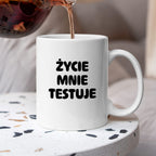 Kubek z nadrukiem - "Życie mnie testuje"