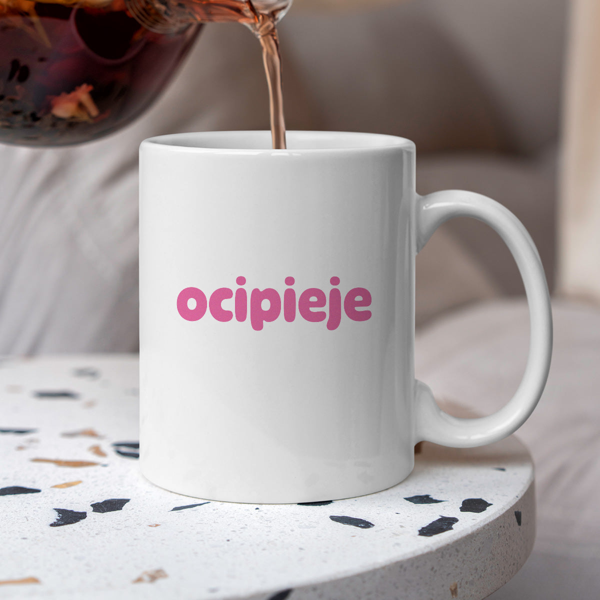 Kubek z nadrukiem "ocipieje"
