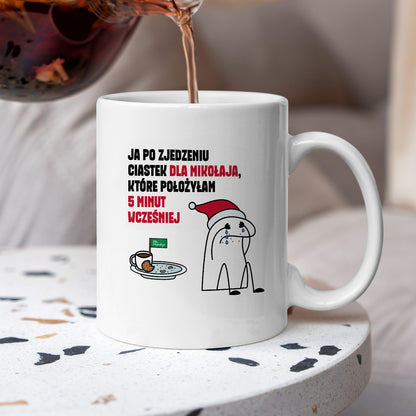 Kubek świąteczny mem "Ja po zjedzeniu ciastek dla Mikołaja, które położyłam 5 minut wcześniej"