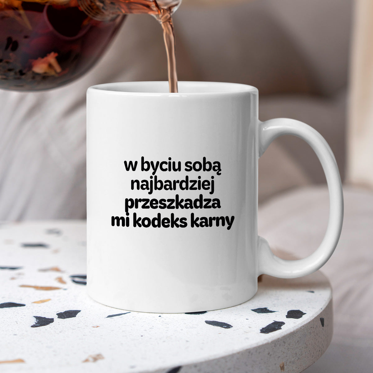 Kubek z nadrukiem - "w byciu sobą najbardziej przeszkadza mi kodeks karny"
