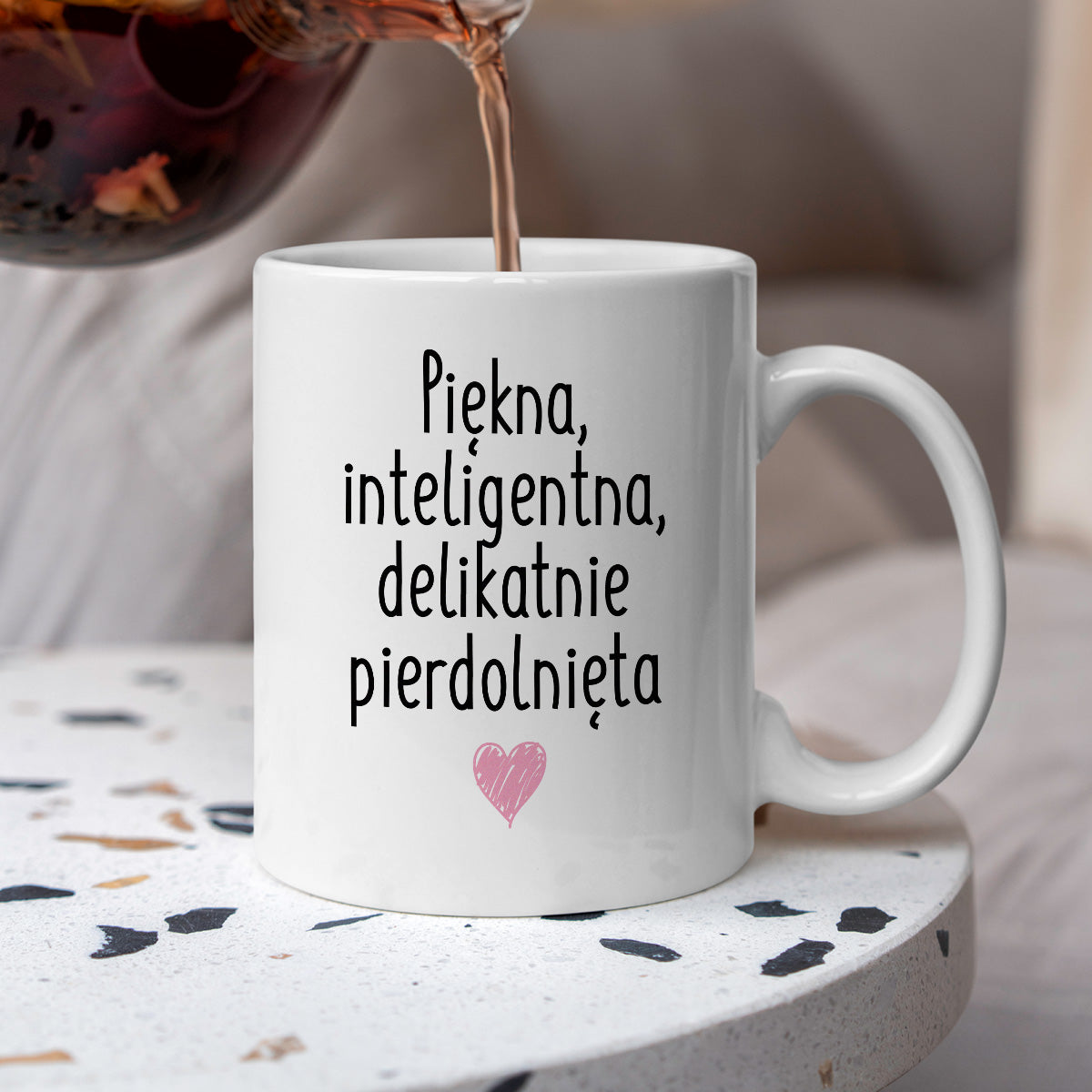 Kubek z nadrukiem "Piękna, inteligenta, delikatnie pierdolnięta"