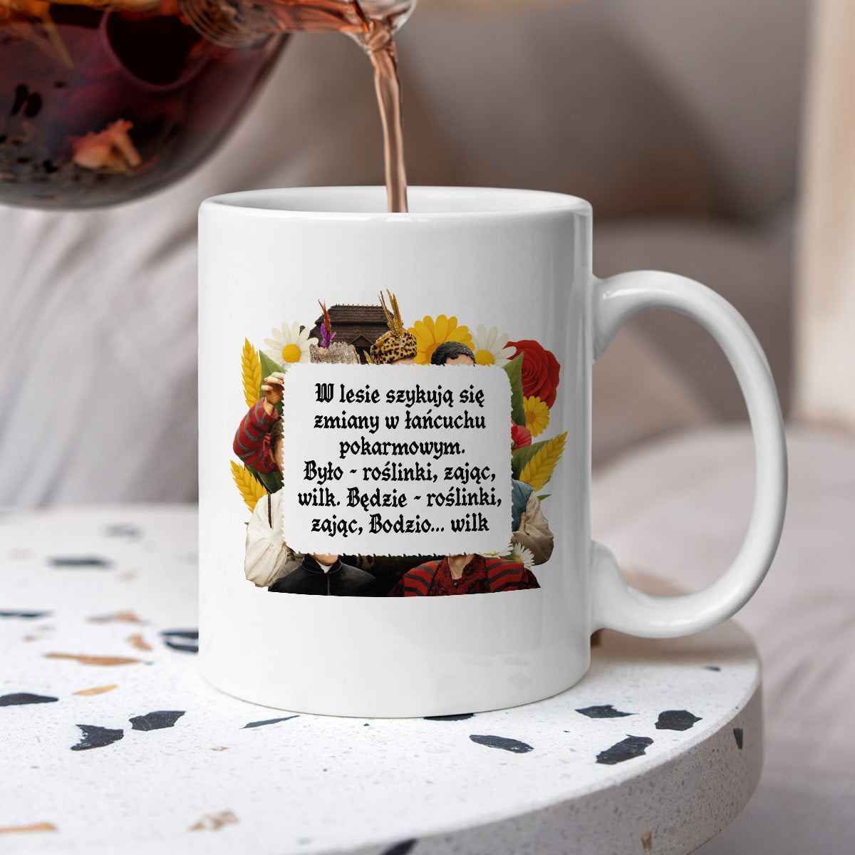 Kubek z nadrukiem "W lesie szykują się zmiany w łańcuchu  pokarmowym. Było - roślinki, zając, wilk. Będzie - roślinki, zając, Bodzio... wilk" NOWE 1670