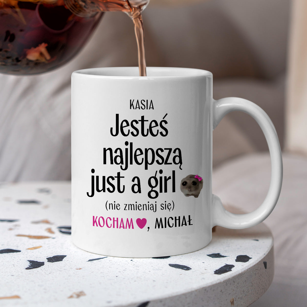 Kubek spersonalizowany z nadrukiem "Jesteś najlepszą just a girl (nie zmieniaj się)" [2 imiona] - WALENTYNKI