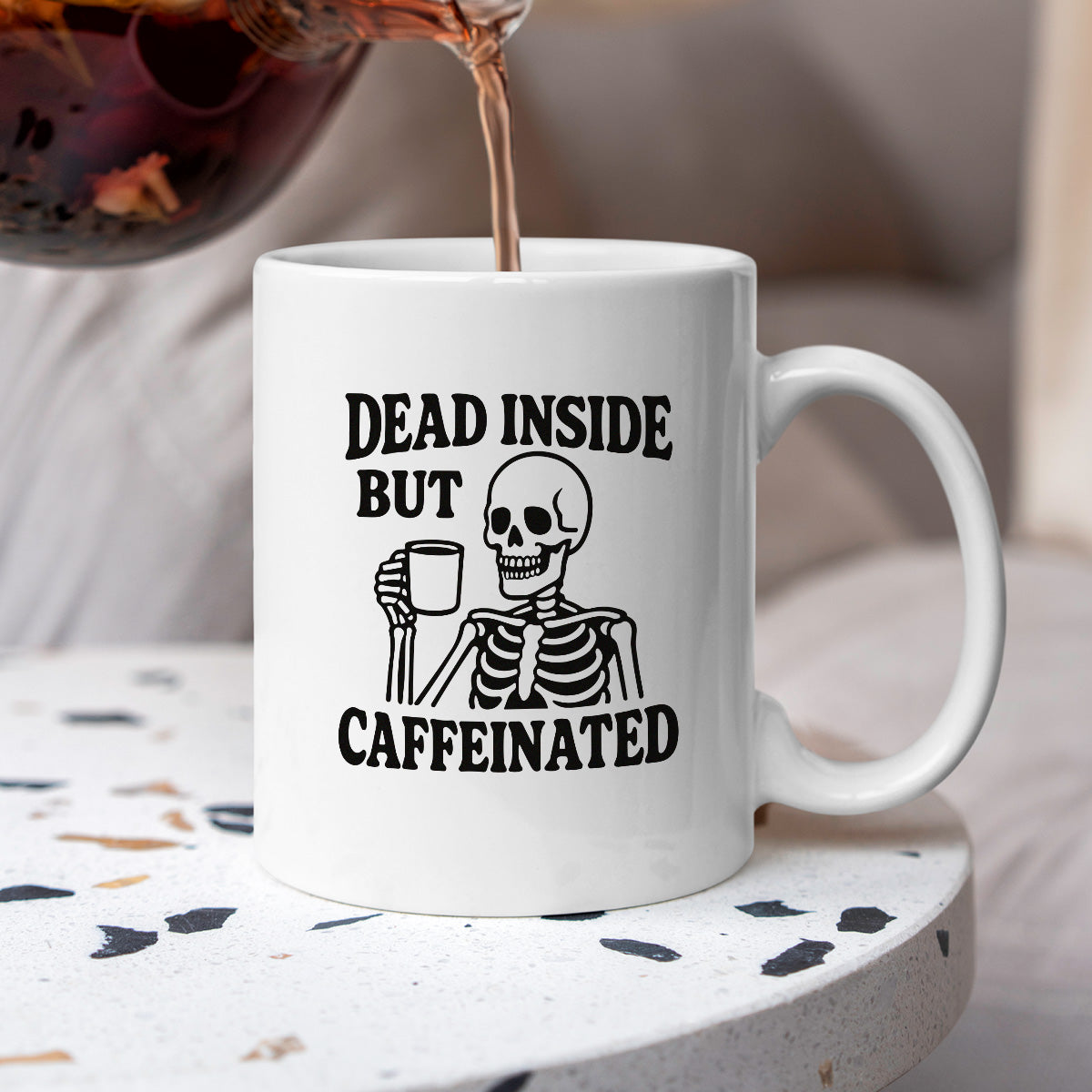 Kubek z nadrukiem "Dead inside but caffeinated"