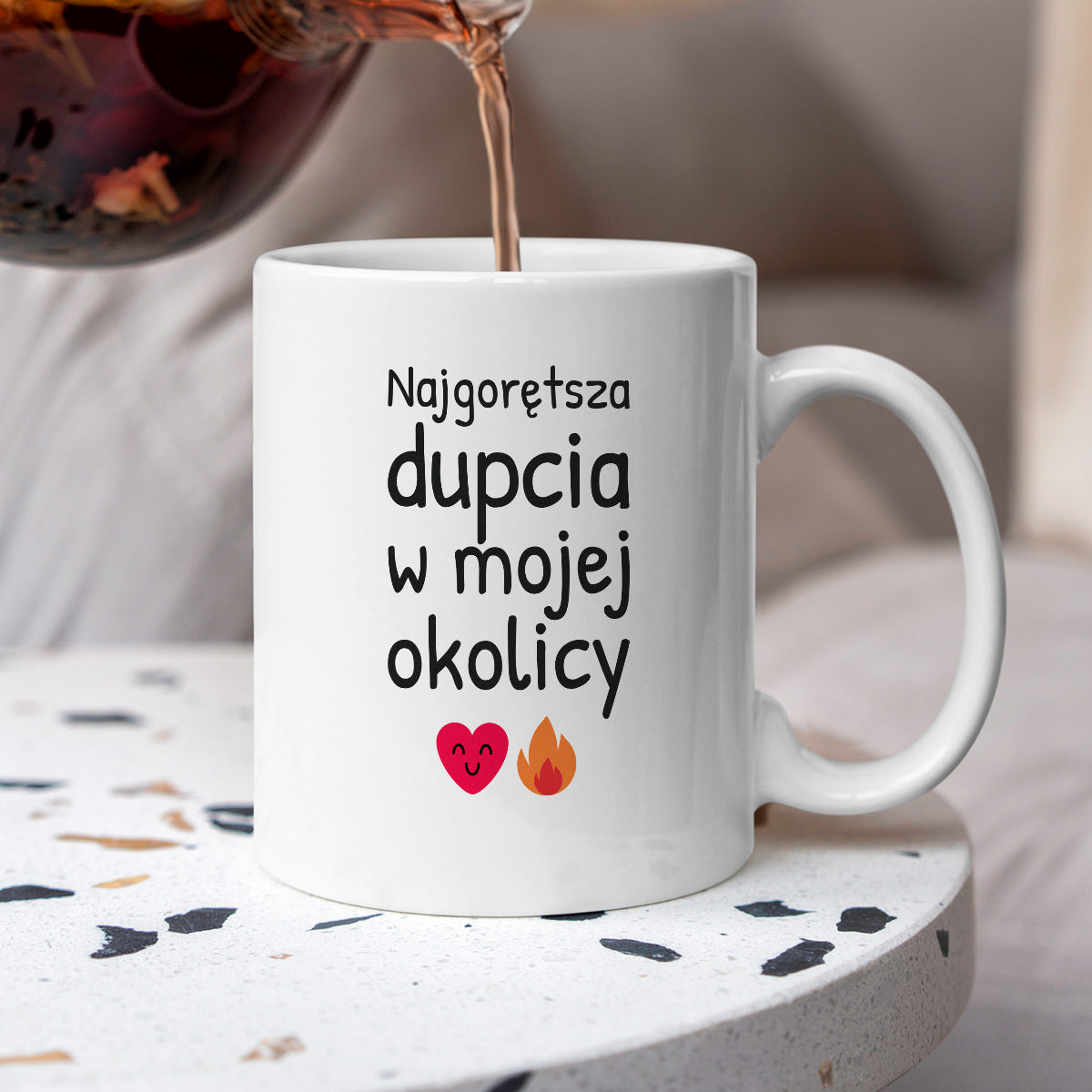 Kubek z nadrukiem - "Najgorętsza dupcia w mojej okolicy"