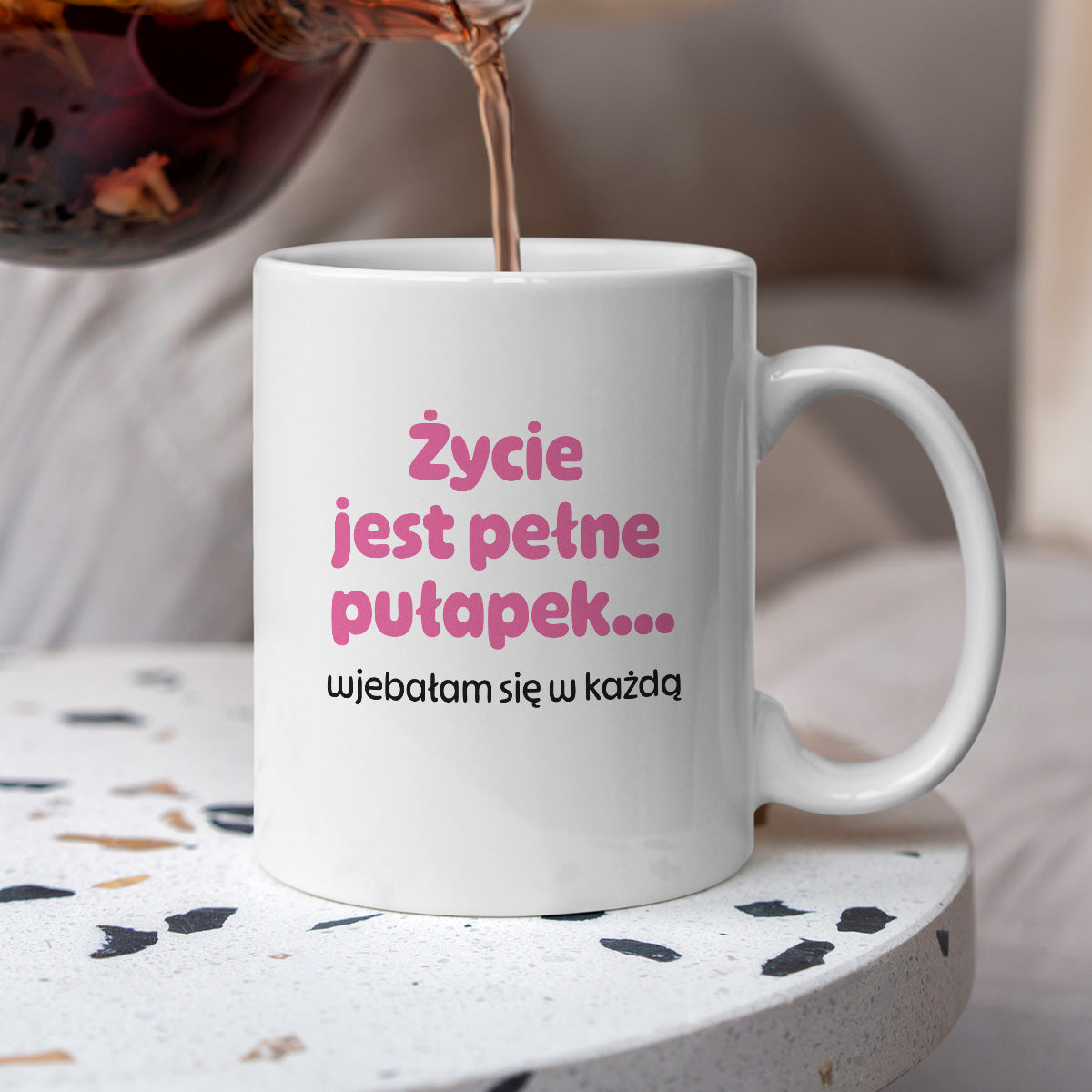 Kubek z nadrukiem - "Życie jest pełne pułapek - wjebałam się w każdą" - RÓŻ