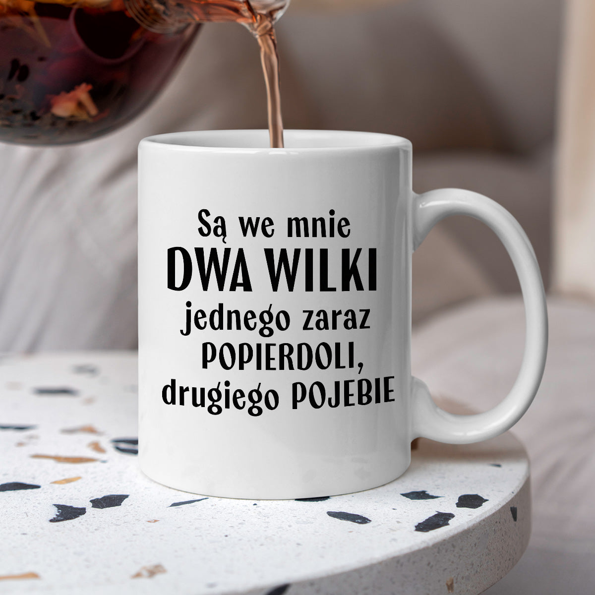 Kubek z nadrukiem "Mam w sobie DWA WILKI jednego zaraz popierdoli, drugiego pojebie"