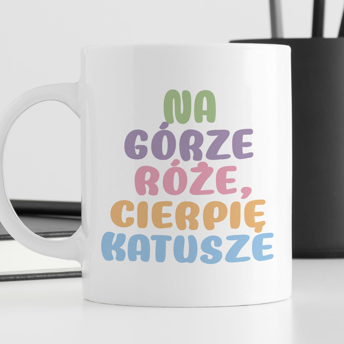 Kubek z nadrukiem "Na górze róże, cierpię katusze"