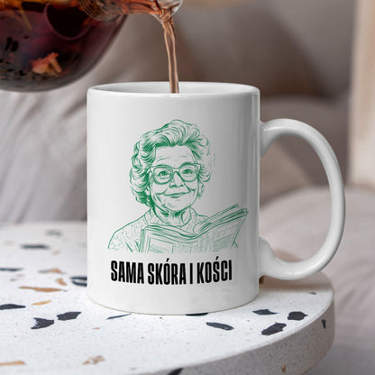 Kubek z cytatem Babci "Sama skóra i kości"