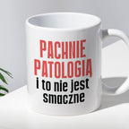 Kubek z nadrukiem "Pachnie patologią i to nie jest smaczne" cytat Magd