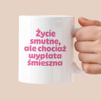 Kubek z nadrukiem "Życie smutne, ale chociaż wypłata śmieszna"
