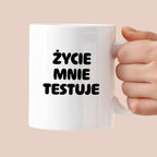 Kubek z nadrukiem - "Życie mnie testuje"