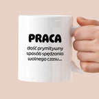 Kubek z nadrukiem "PRACA - dość prymitywny sposób spędzania wolnego czasu..."