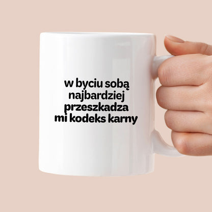 Kubek z nadrukiem - "w byciu sobą najbardziej przeszkadza mi kodeks karny"