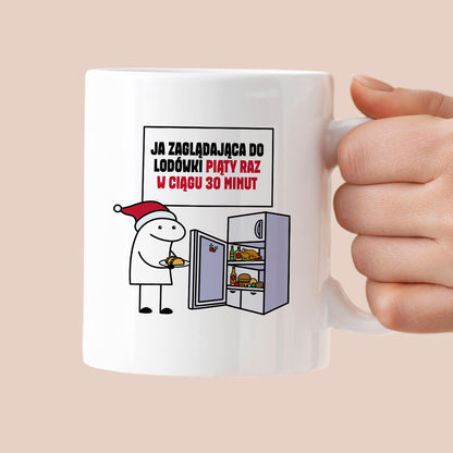 Kubek świąteczny mem "Ja zaglądająca do lodówki piąty raz w ciągu 30 minut"
