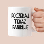 Kubek z nadrukiem "Poczekaj, teraz panikuję"